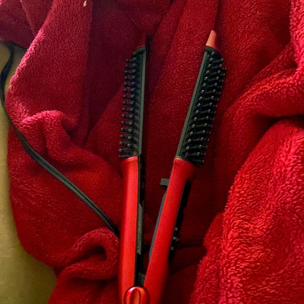 Hair straightener with a built-in brush